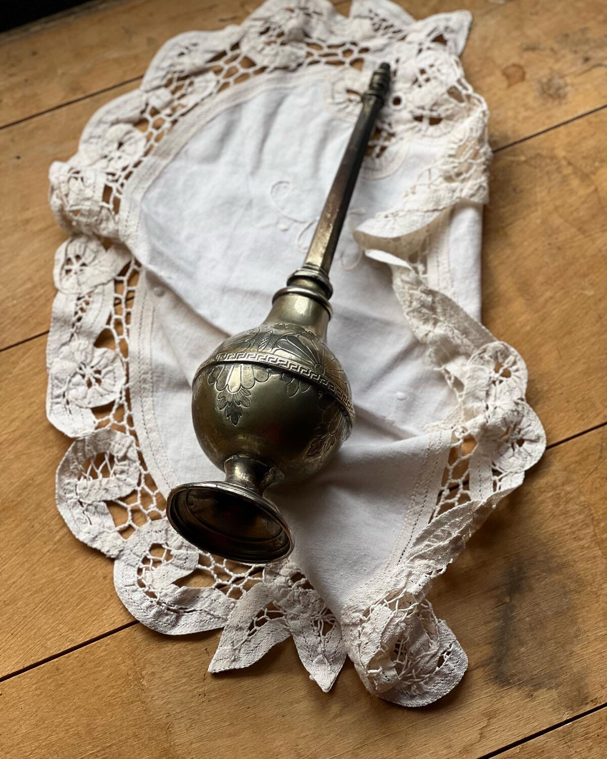 Oriental sprinkler in silver metal and brass