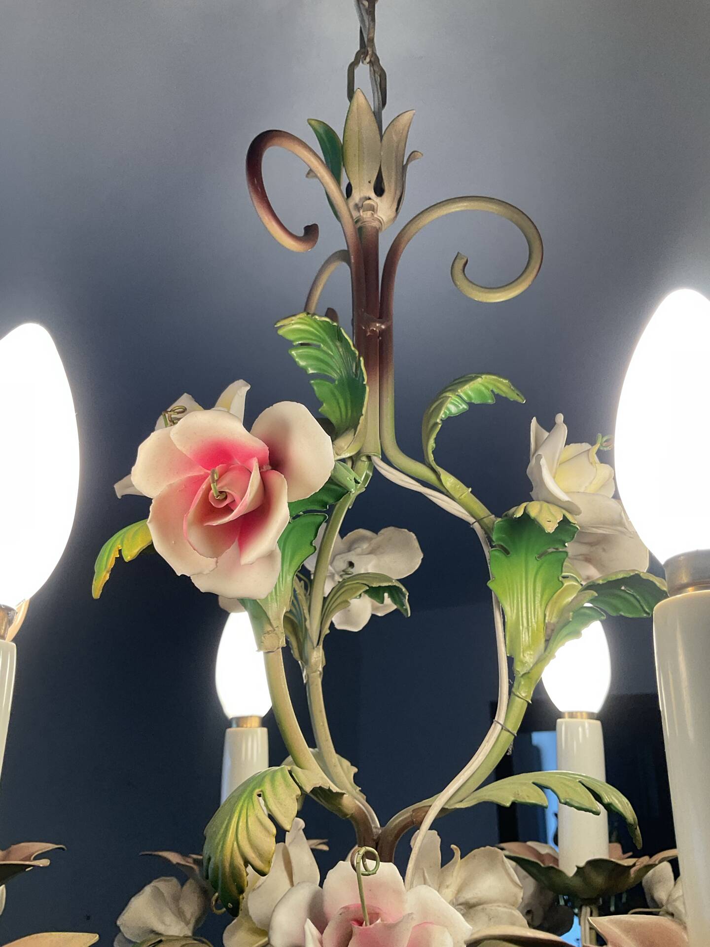 Vintage Italian chandelier in porcelain and tin from the 1950s.