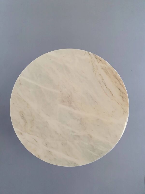 Table basse en marbre des années 1960. Plateau en marbre / piètement doré à la feuille avec de nombreux détails.