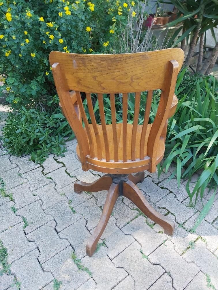 American tilting chair swivelling