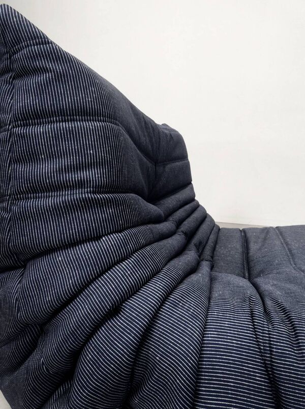 Ligne Roset Togo - fauteuil 1 place et pouf - tissu à rayures bleues