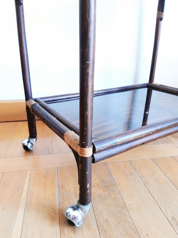 Desserte roulante en rotin et verre fumé