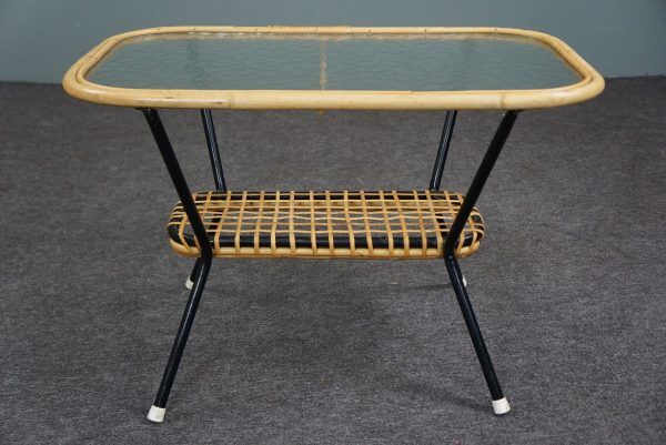Table basse vintage en rotin Dutch Design avec plateau en verre nuage 1960