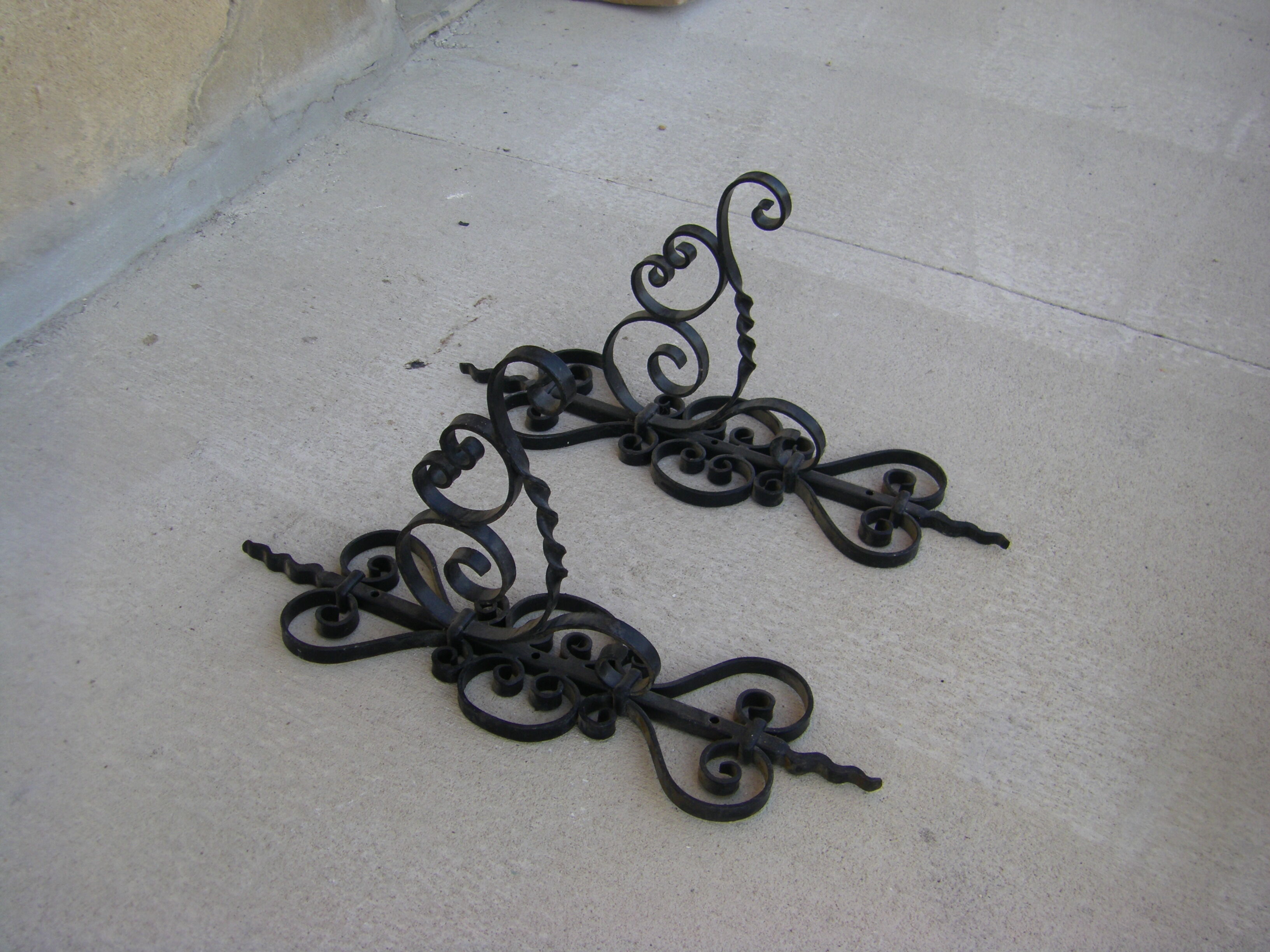 Paire de potences de lanterne de jardin en fer forgé