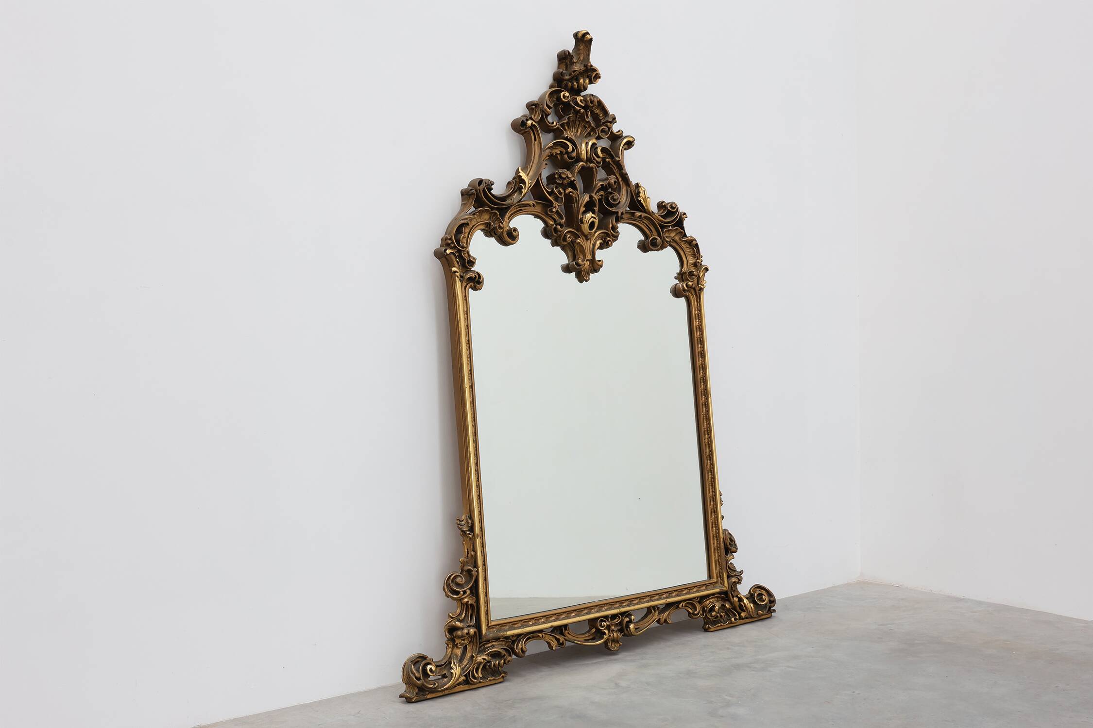 Grand miroir en bois doré de style rococo, Belgique, 20e siècle