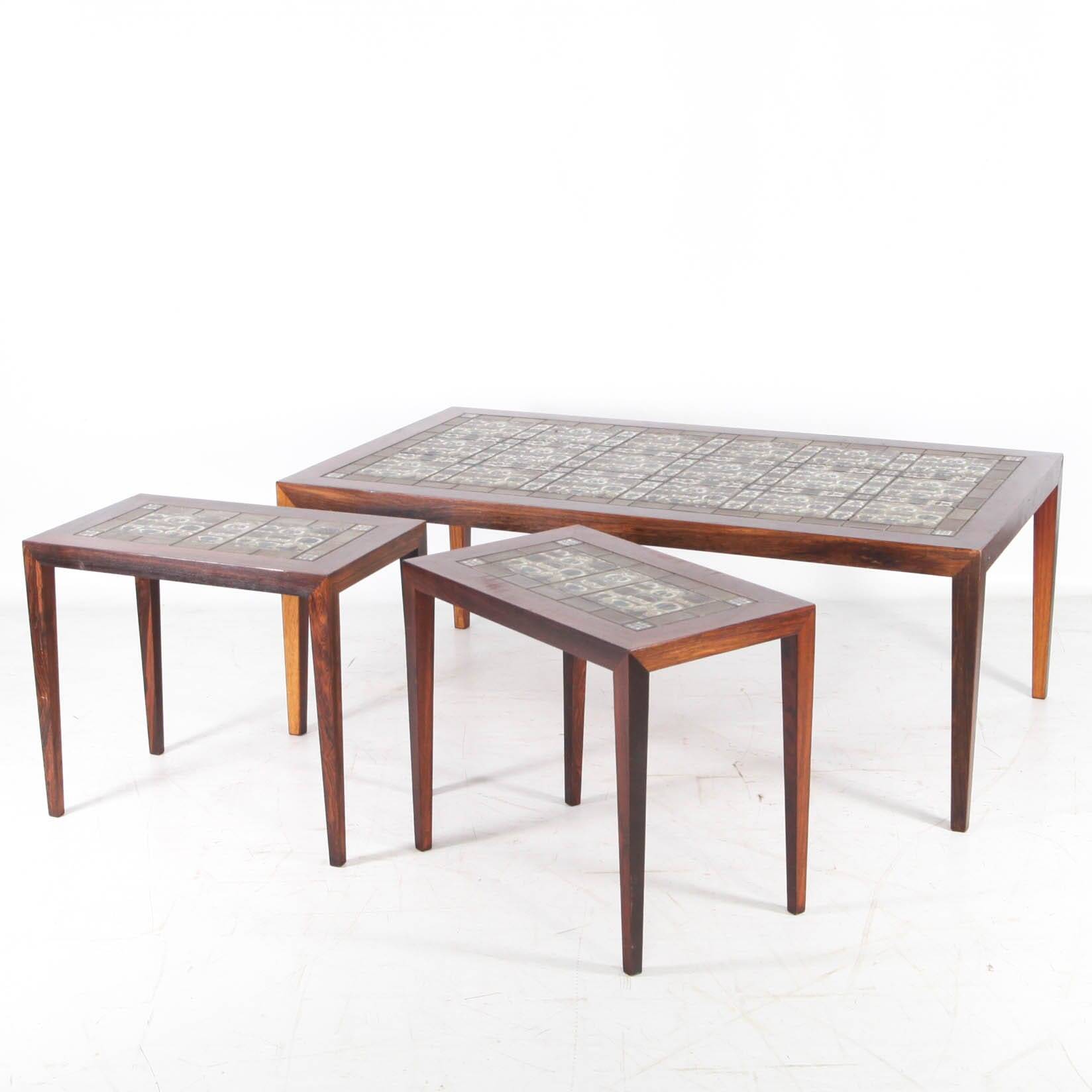 Set of coffee tables in rosewood and ceramic.