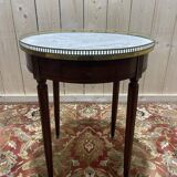 Table bouillotte de style Louis XVI en acajou et marbre.
