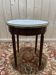 Table bouillotte de style Louis XVI en acajou et marbre.