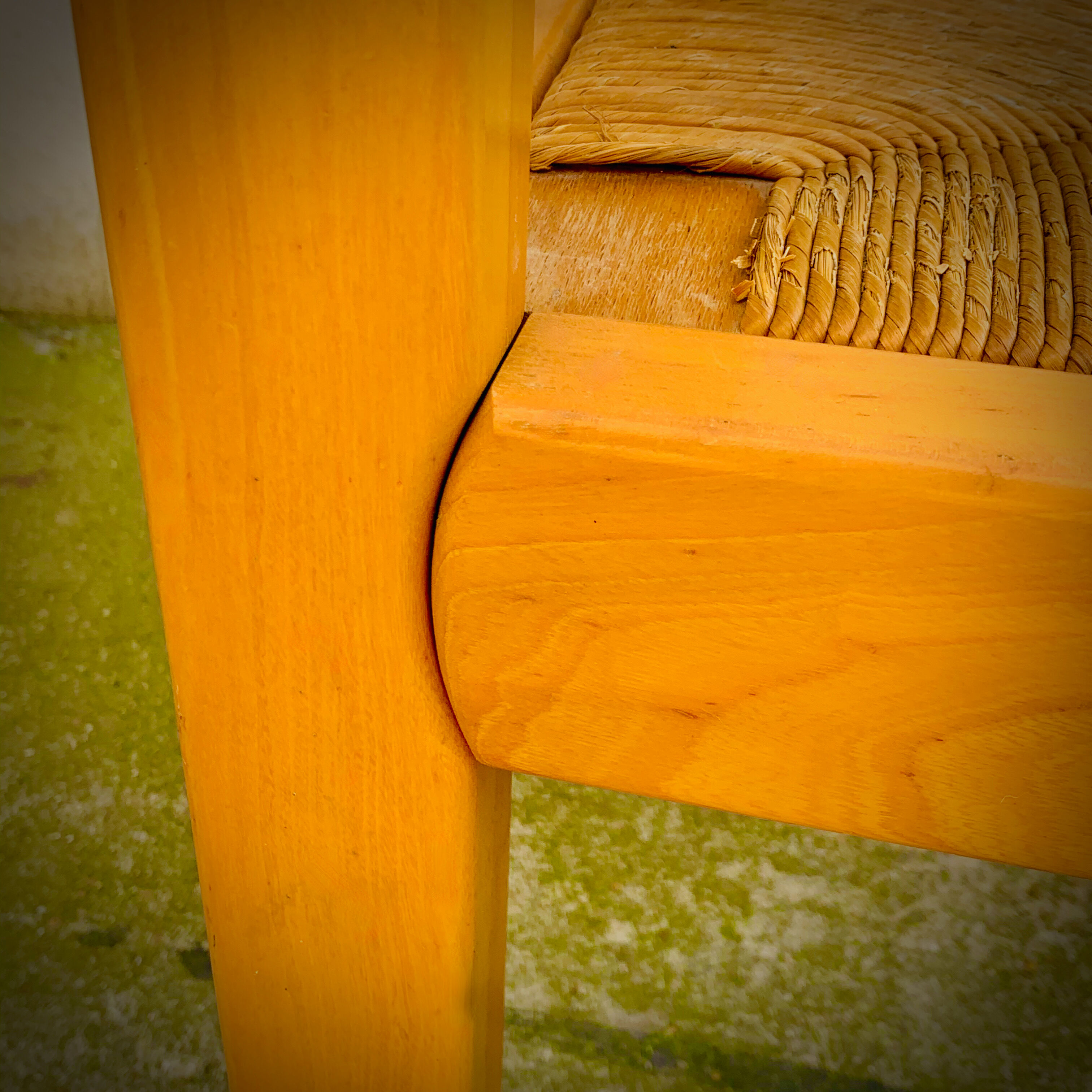 Set of 4 vintage elm chairs - large straw seat 1970