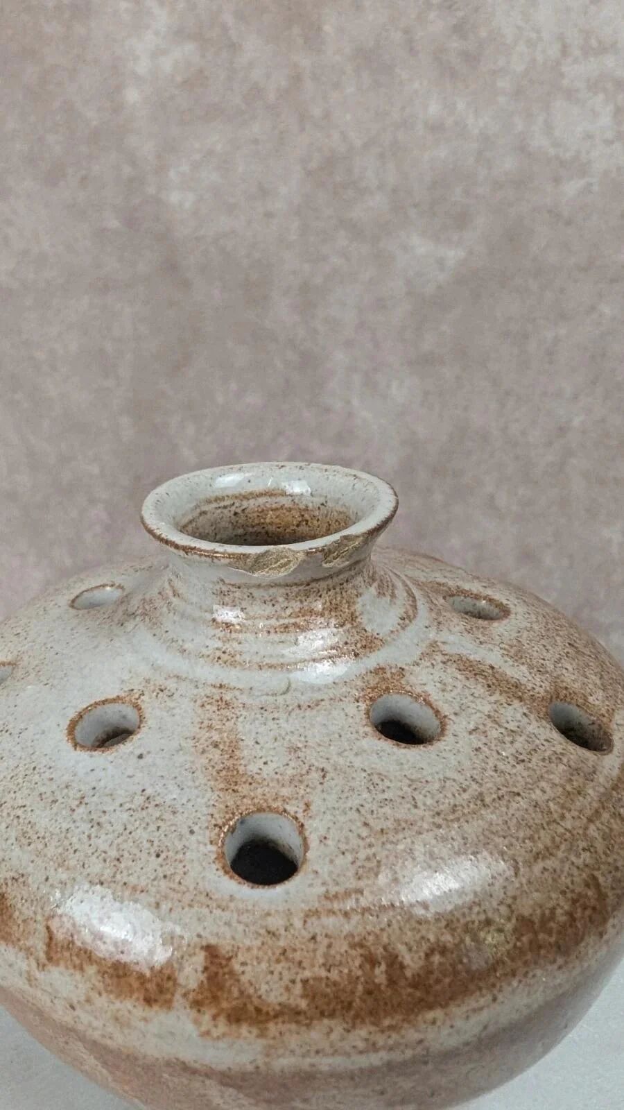 Vase pique-fleurs signé Volkoff en grès