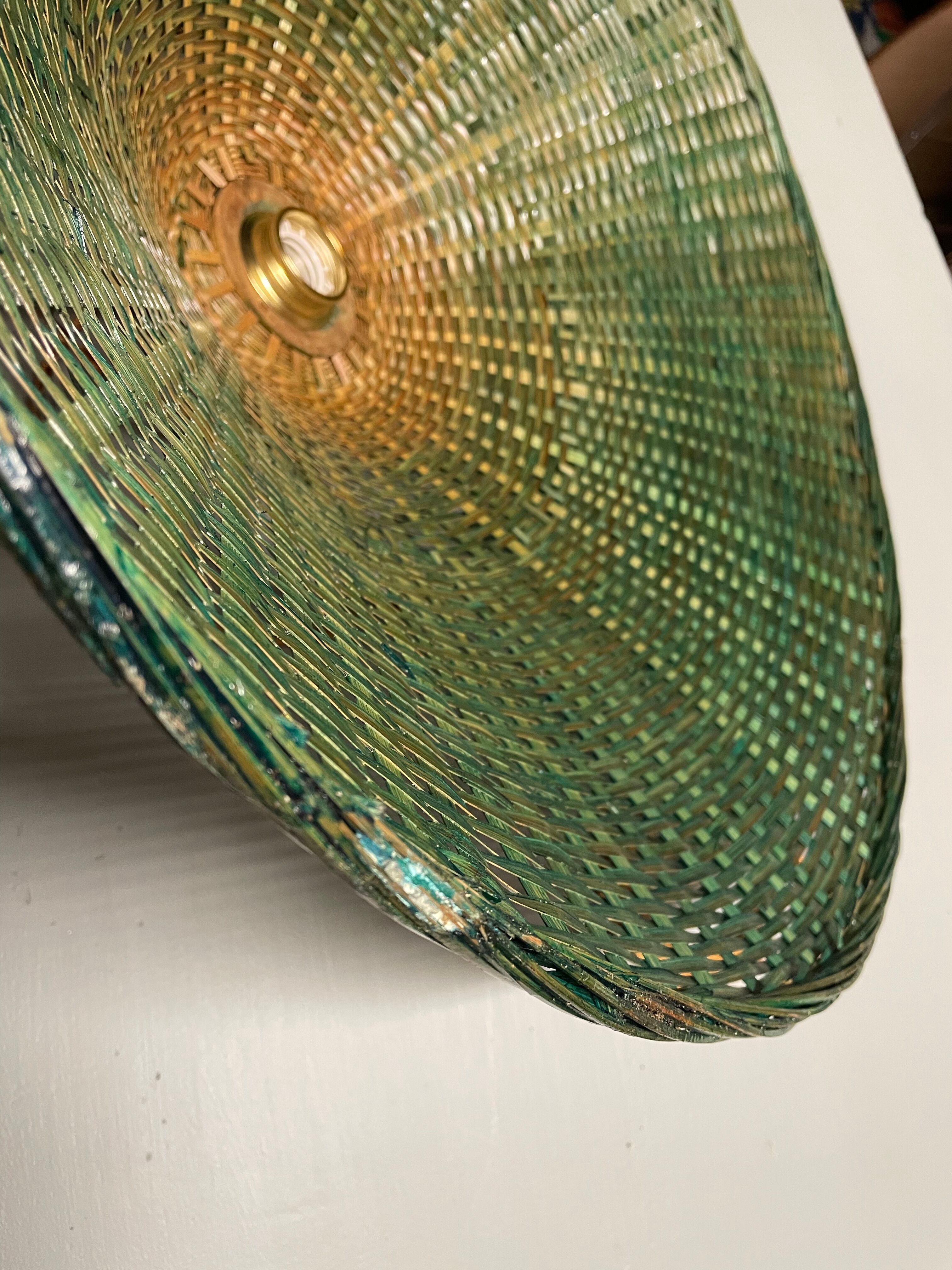 Suspension in green braided rattan