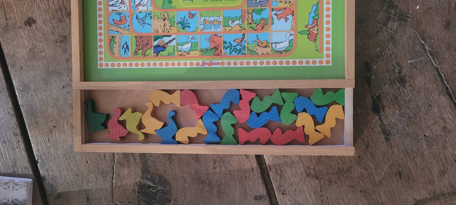 Game of the eye and little wooden horses