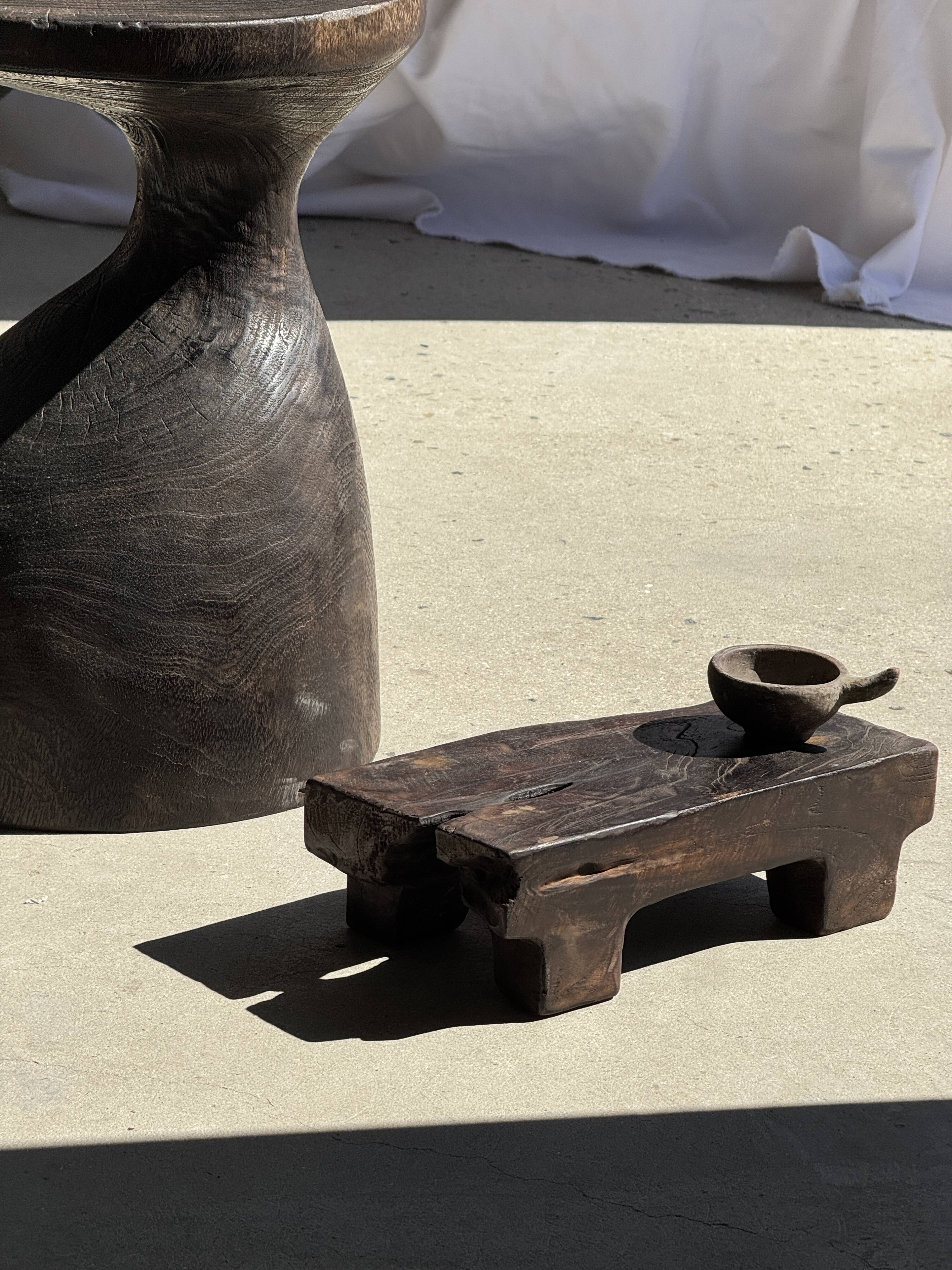 Sexy Neck - Solid wood (monoxyle) brown side table