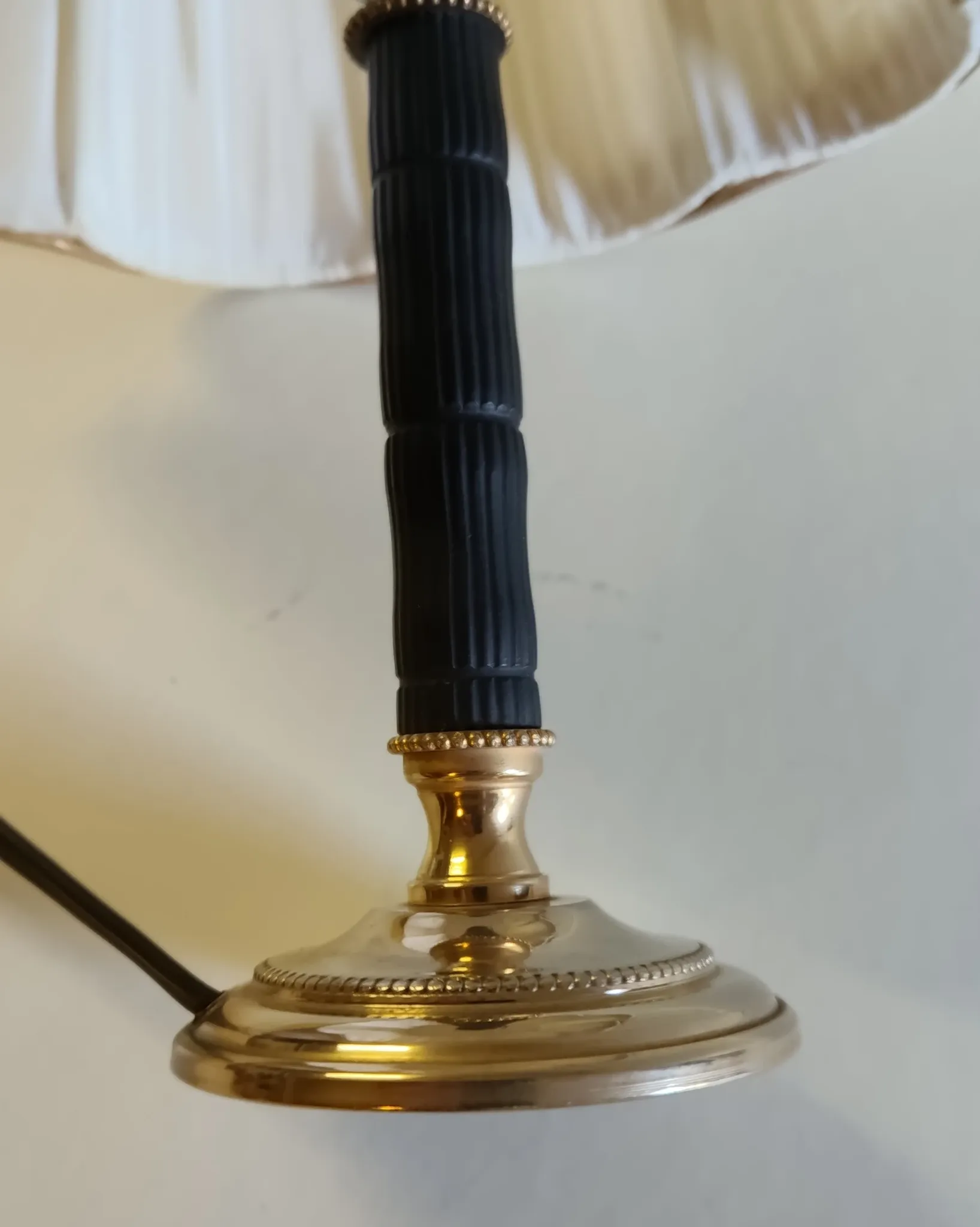 Table lamp in brass and Bakelite - mid 20th century