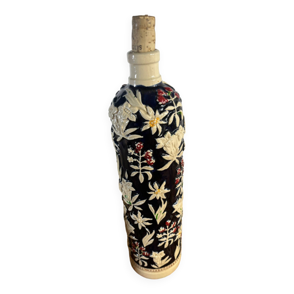 Bouteille vintage année 1950 en céramique avec des reliefs.