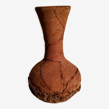 Vase en terre cuite recouvert de liège des années 70