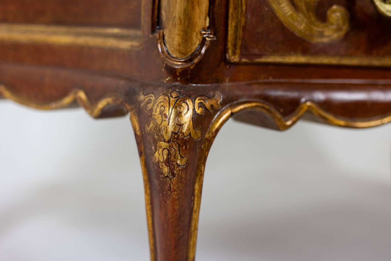 Venetian Louis XV style chest of drawers. 1950s.