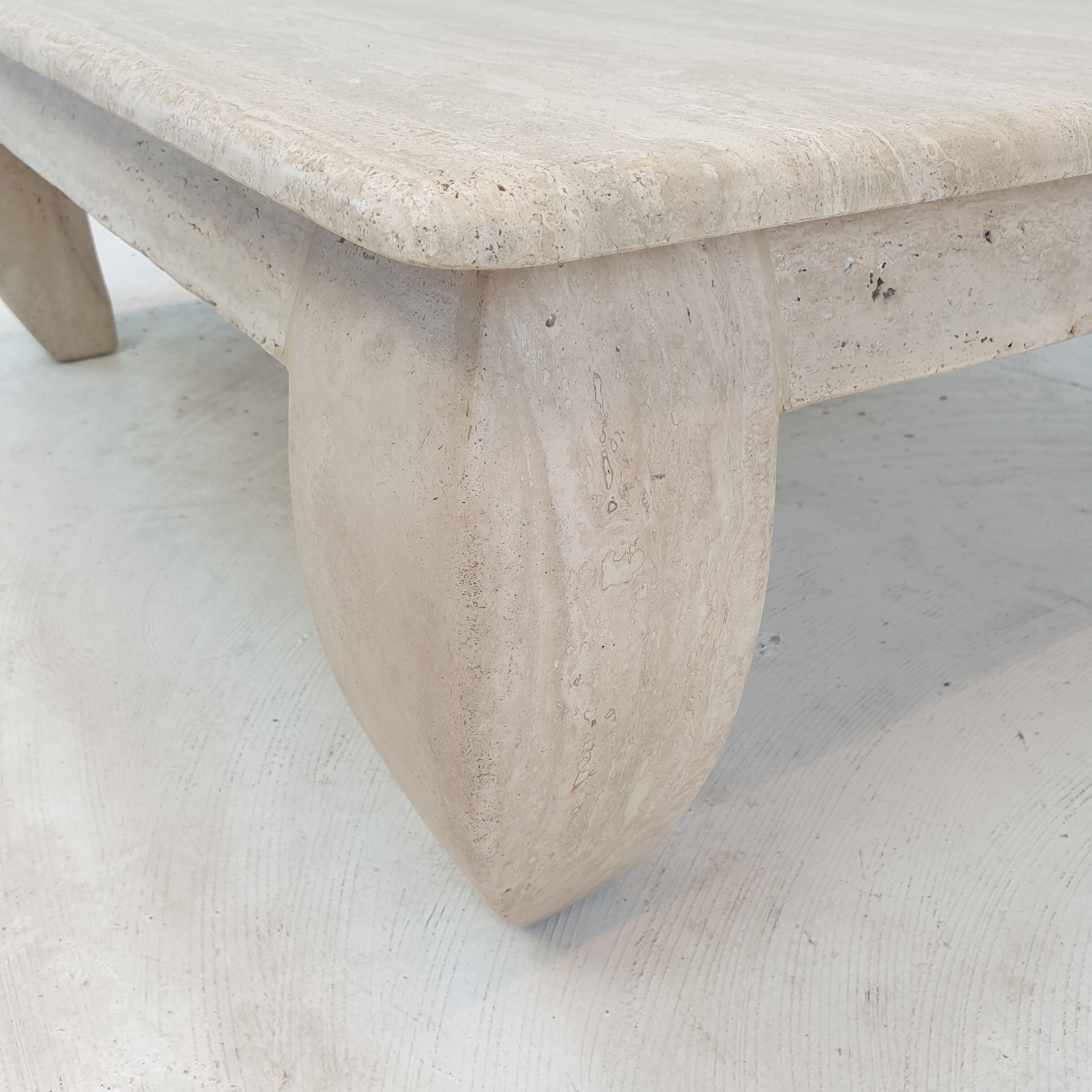 Table basse en travertin italien "Opium", années 1980.