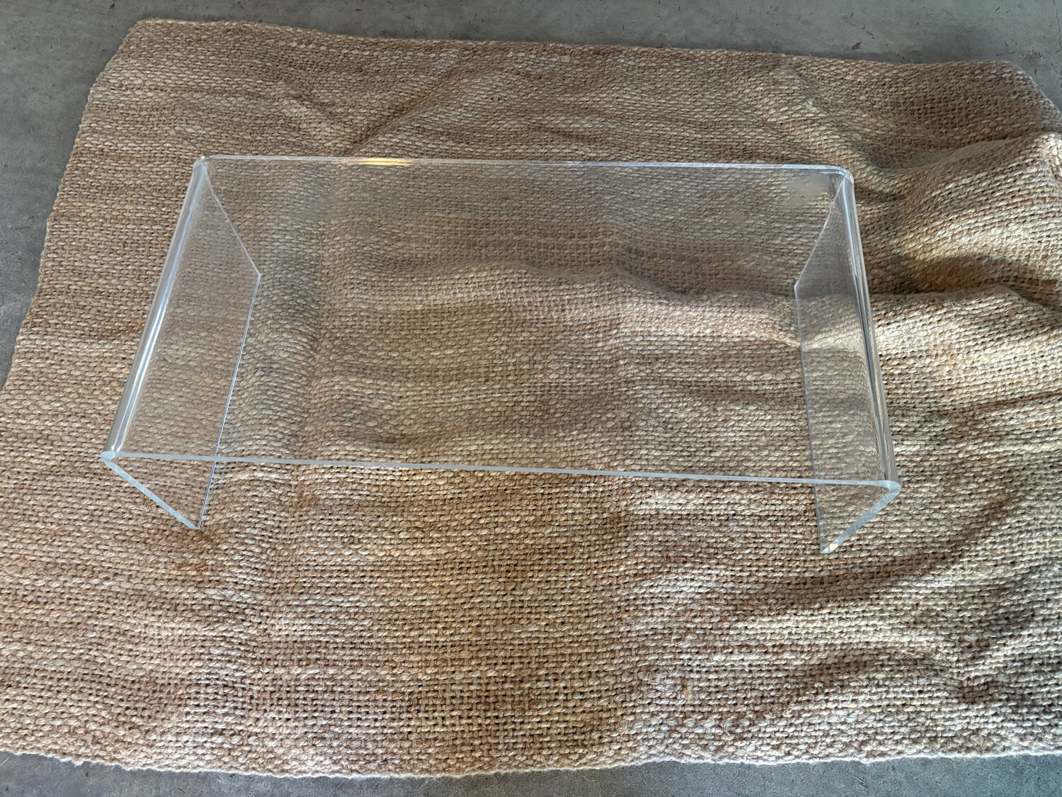 Vintage coffee table in curved transparent plexiglass – 70s/80s