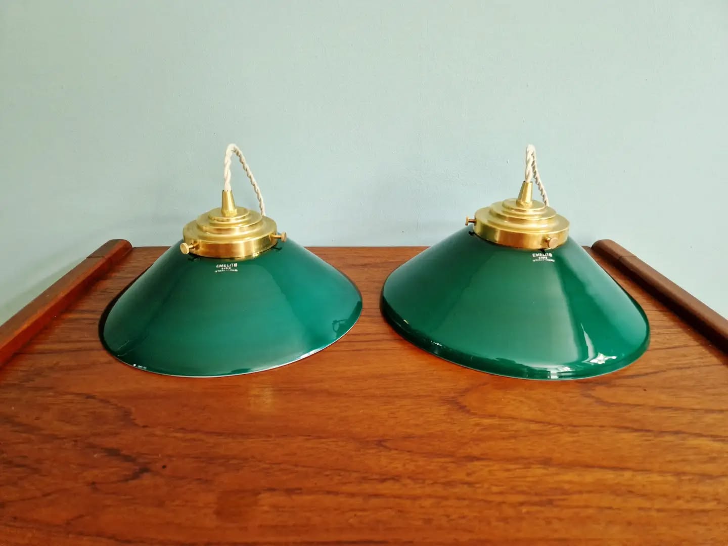 Duo de suspensions coniques en opaline verte, style Art Déco