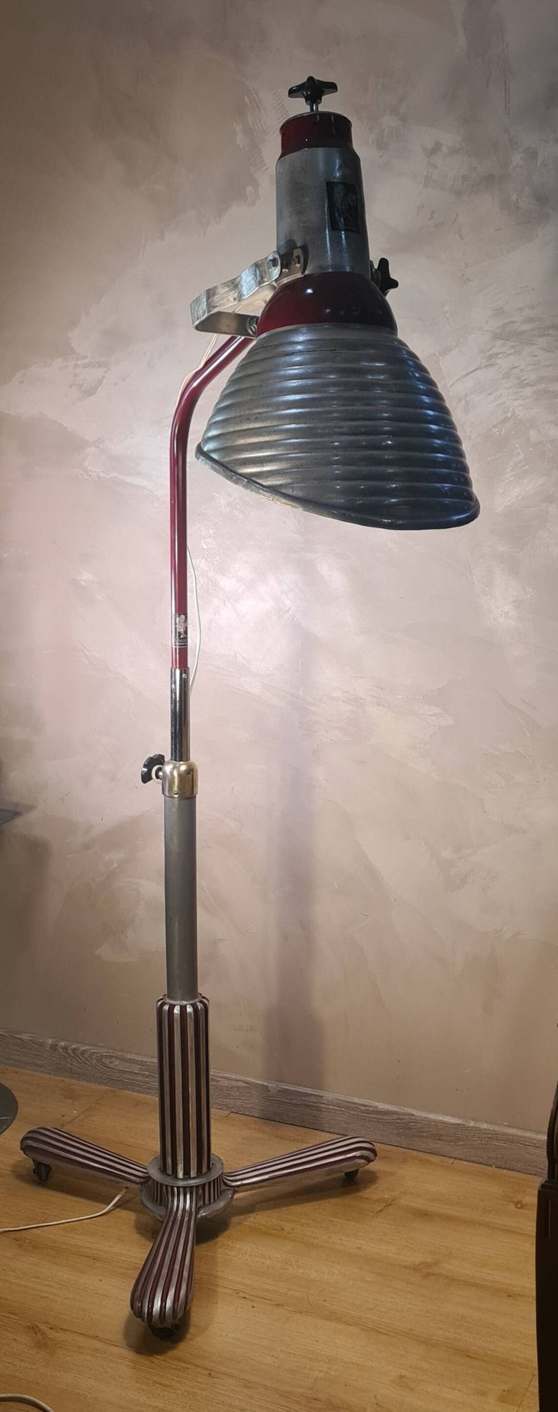 lampadaire 1940  rarestyle projecteur pieds sur roulettes  alu masif    180x110x70