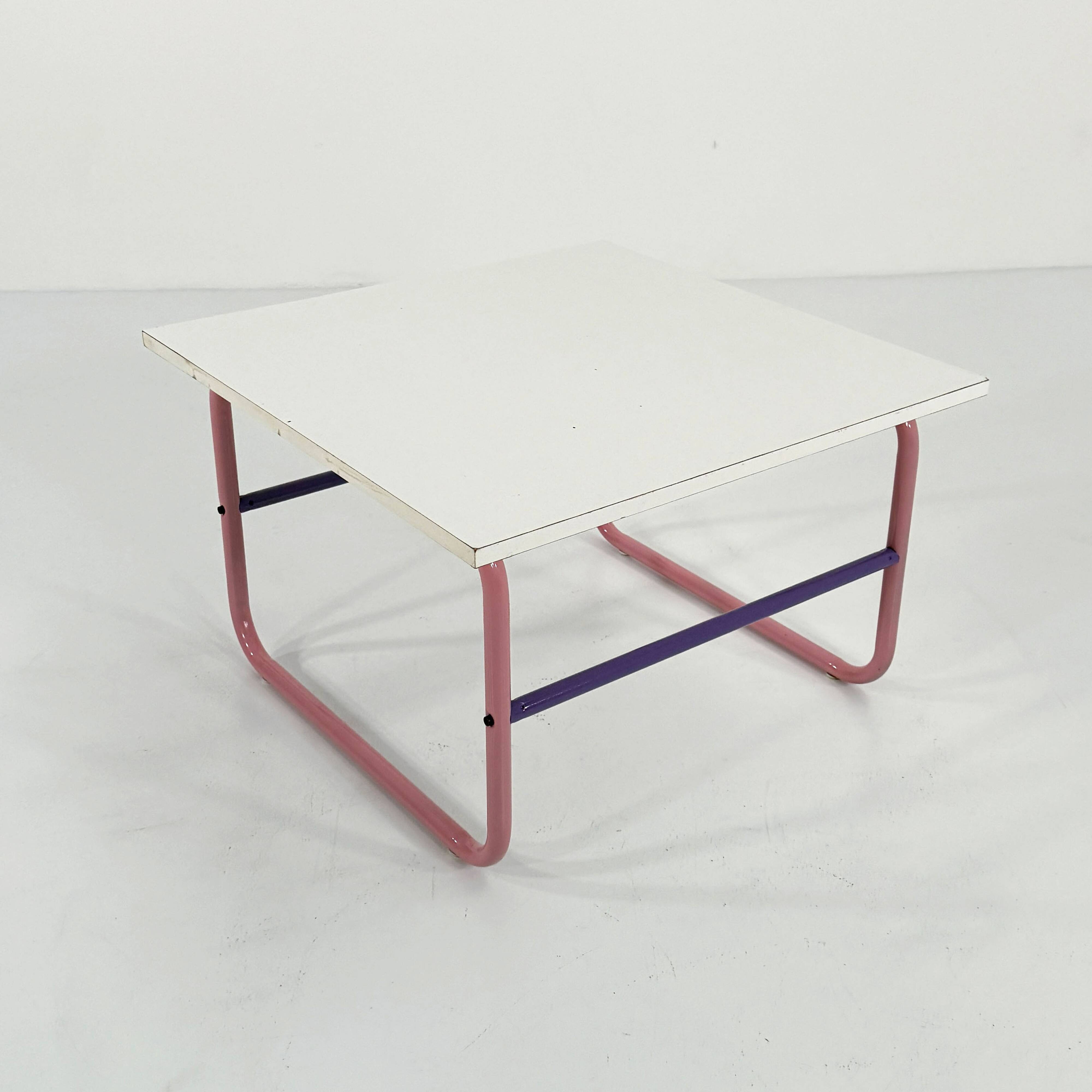 Table basse tubulaire rose et mauve, 1980