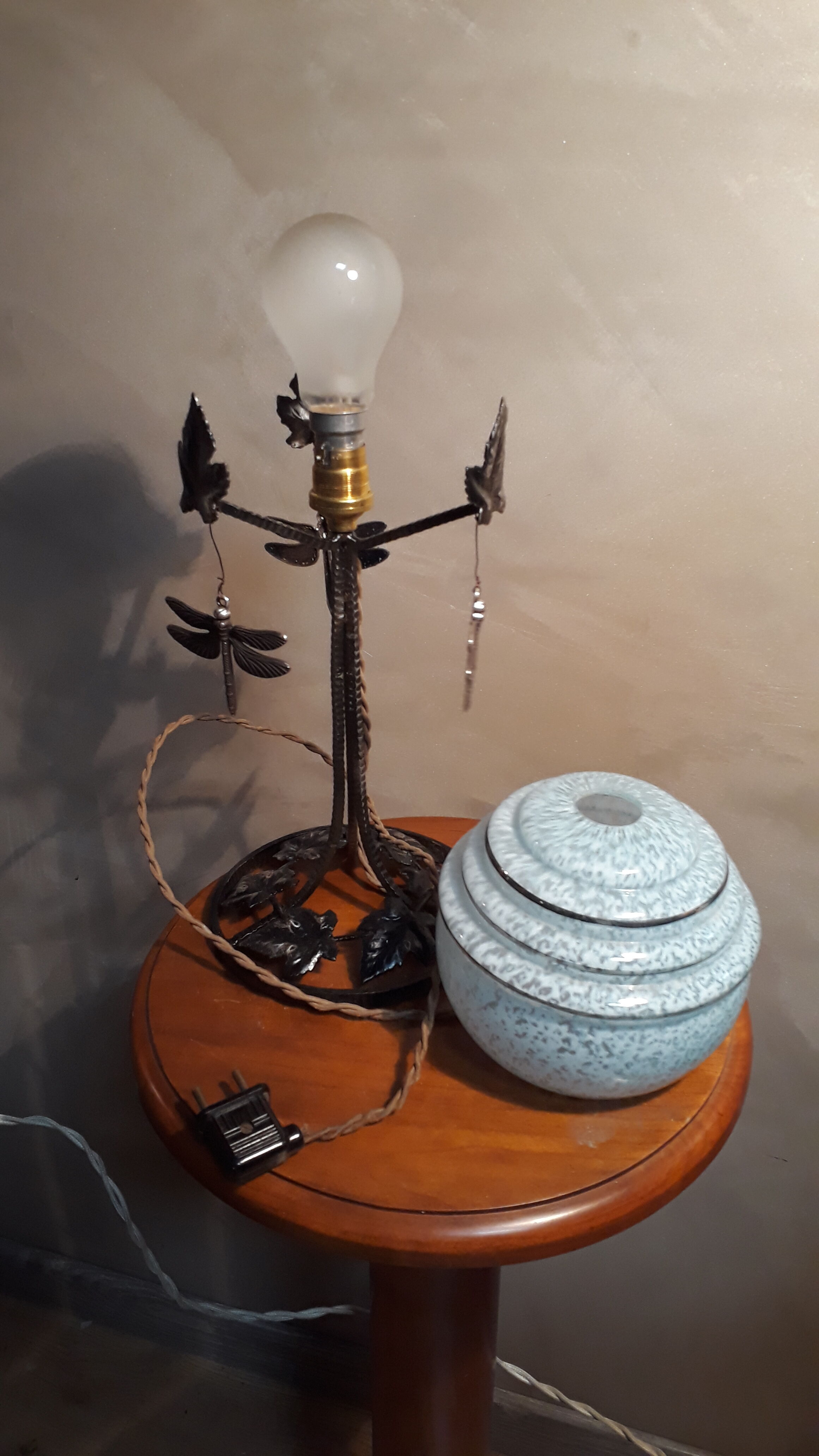 Wrought iron lamp with vine leaf pattern, 1920