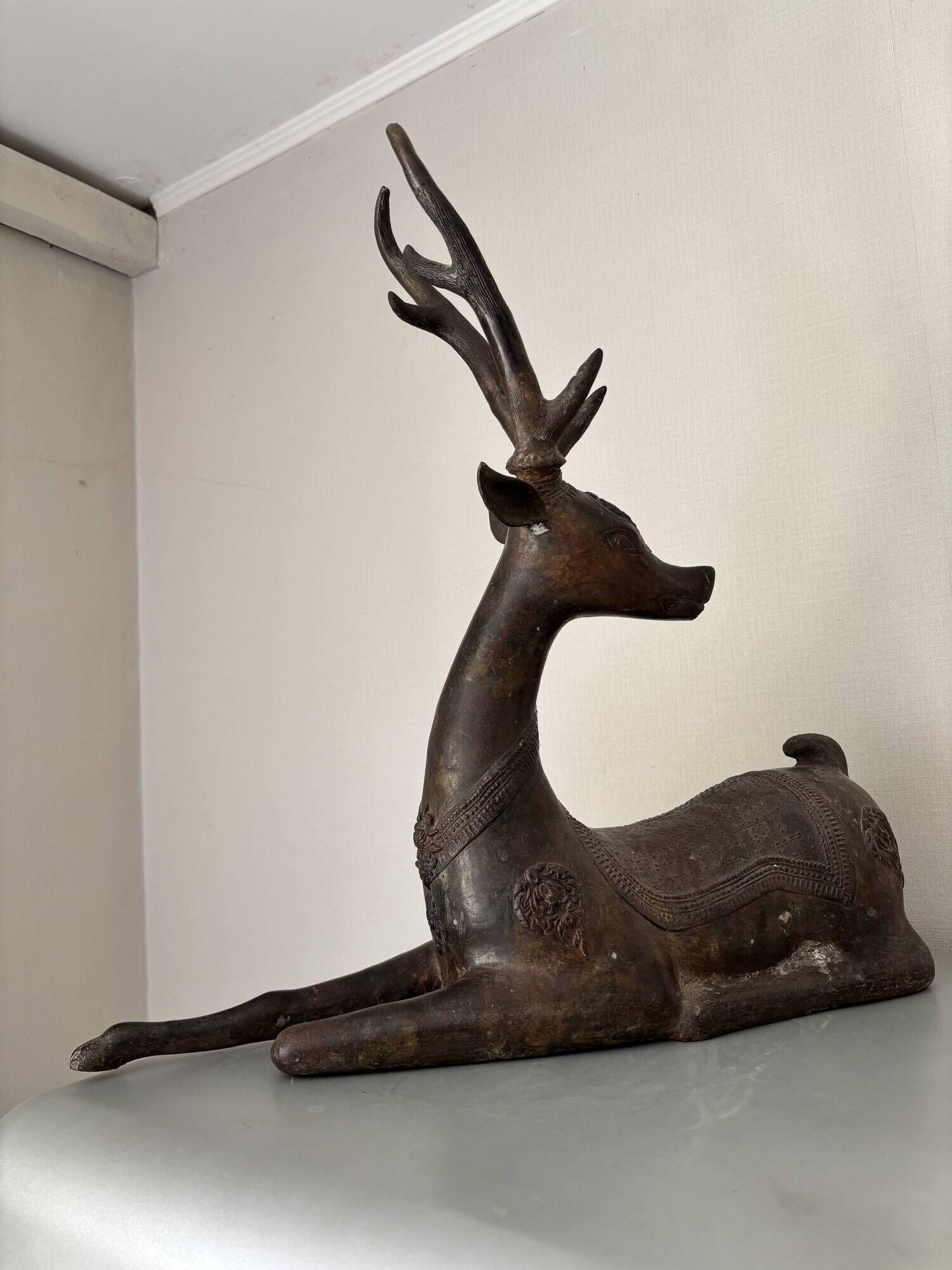 Solid bronze deer 20kg (1979), with period sales certificate.