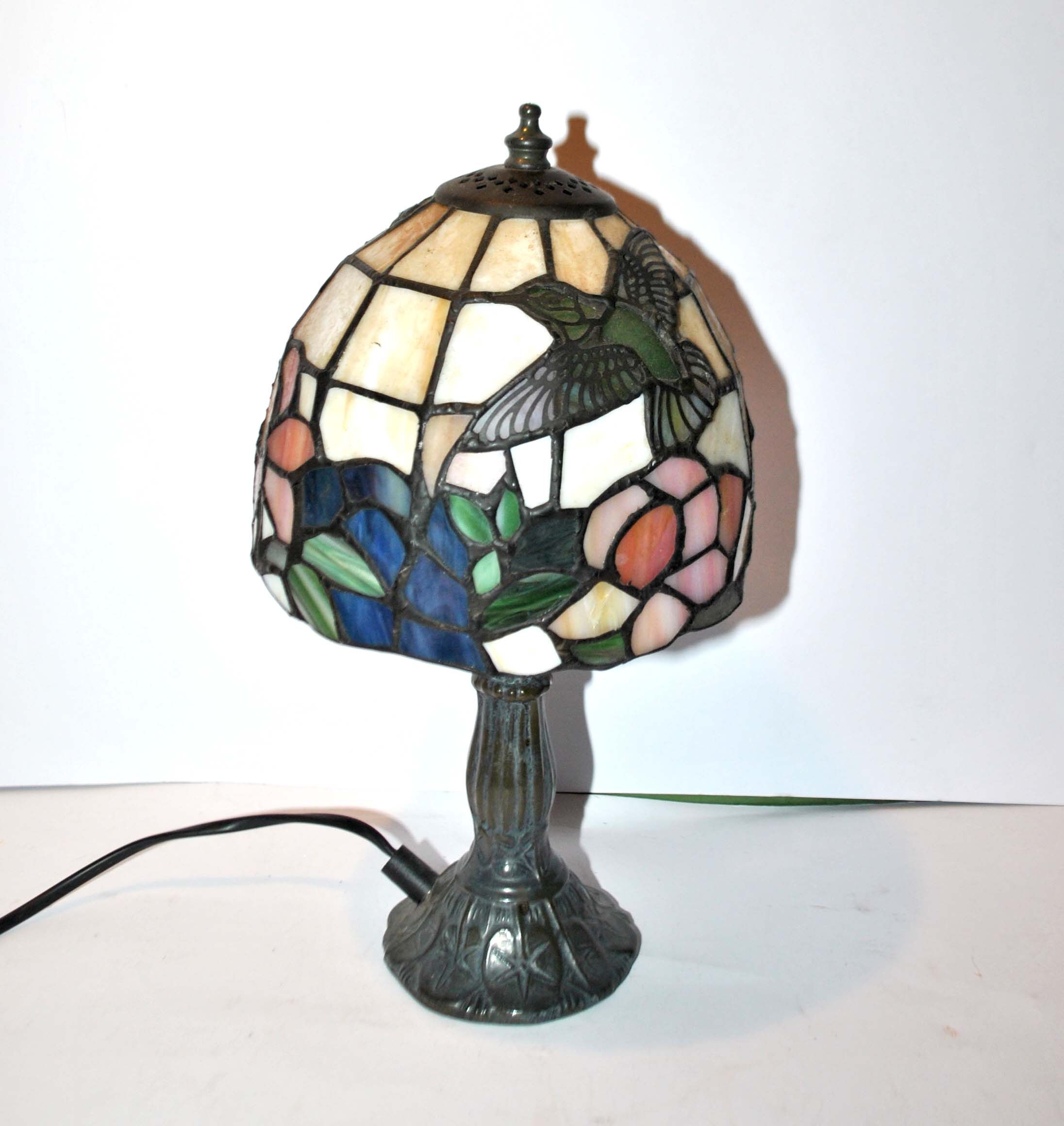 Vintage "hummingbird bird" tiffany style table lamp in stained glass paste window - late 20th century.