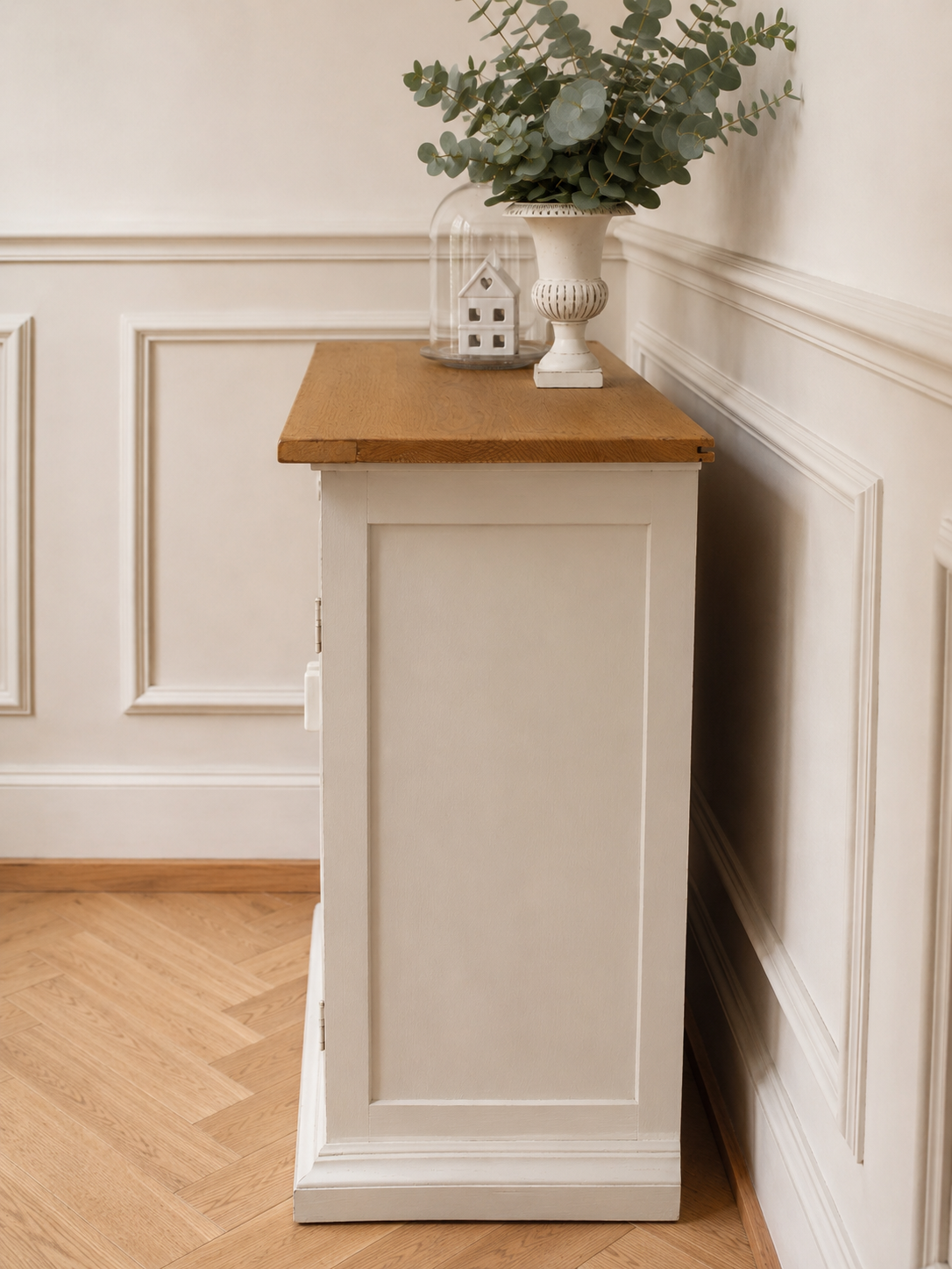 Meuble, buffet peint en beige, plateau en bois brut