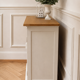Meuble, buffet peint en beige, plateau en bois brut