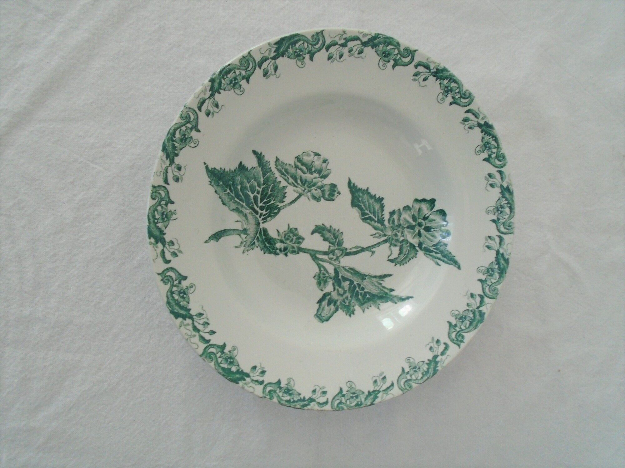Plate saint amand green décor richelieu flower al . mb faience france