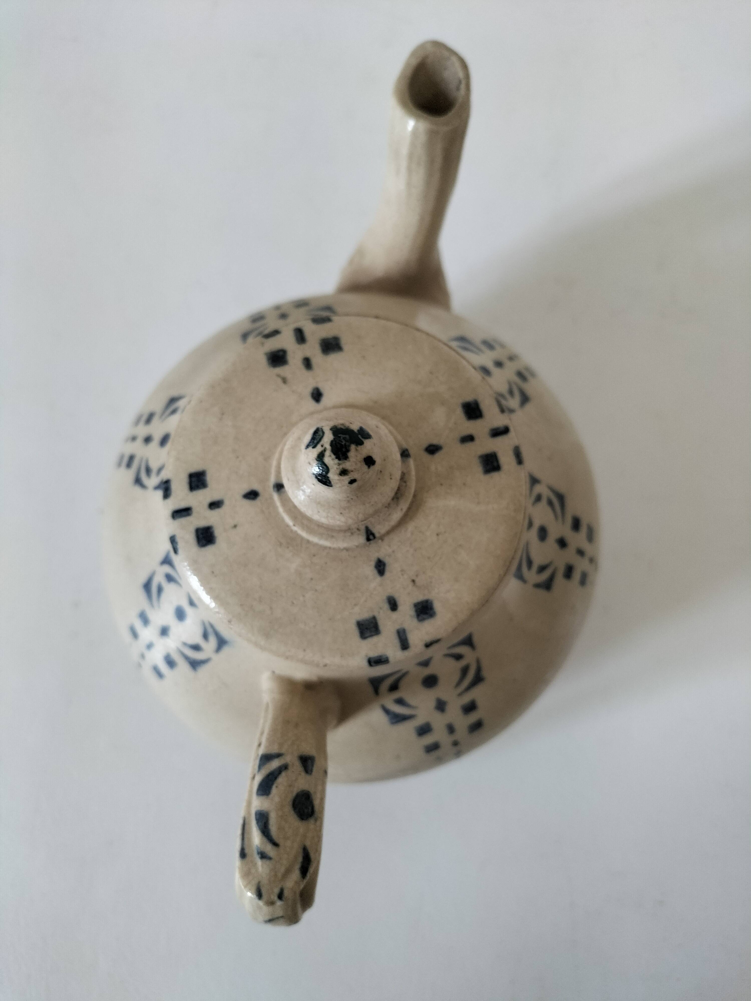 Théière ancienne en grès décor géométrique bleu Art déco”