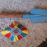 Jouets anciens pelle en tôle et bois et plat en tole