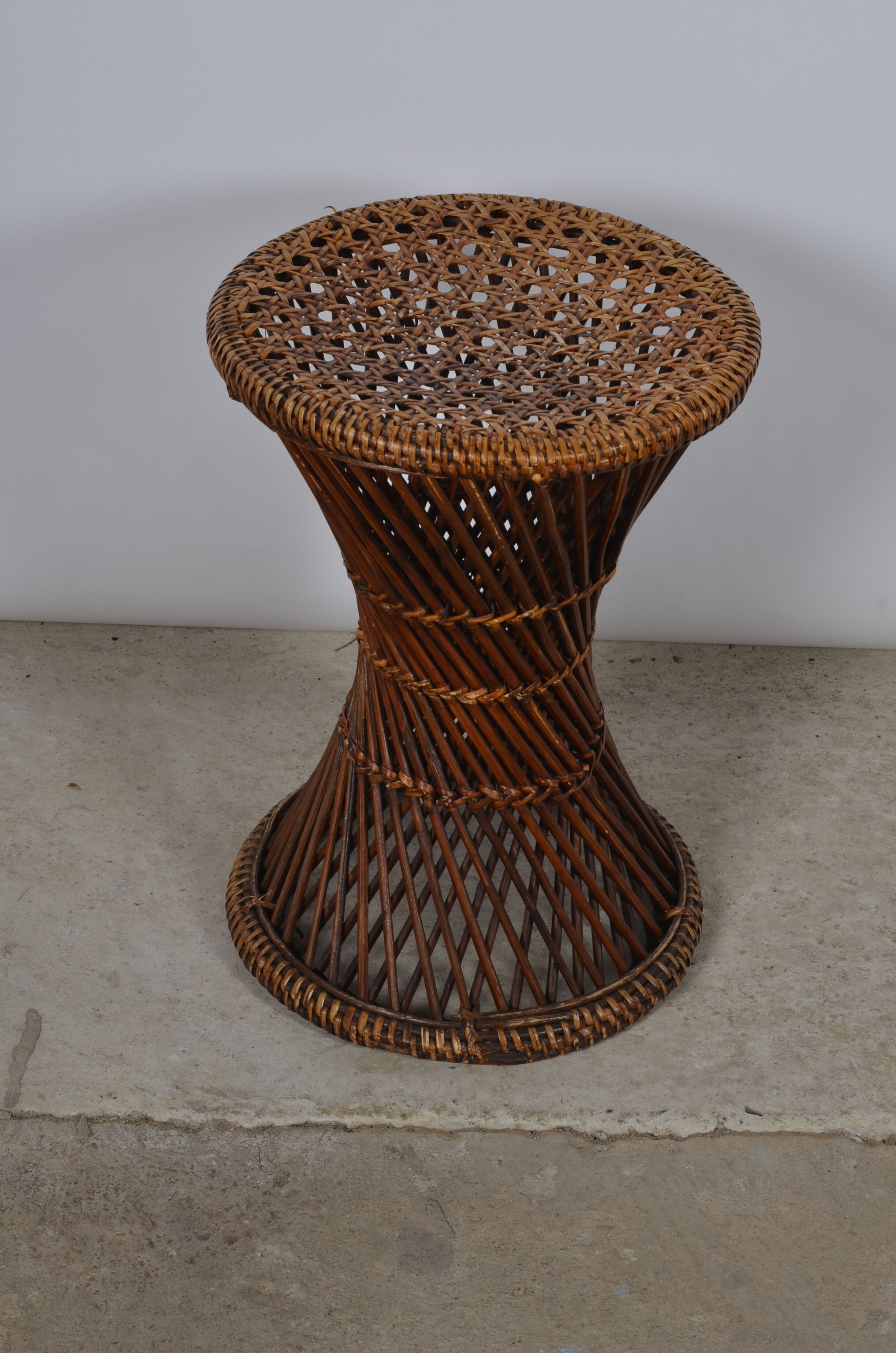Tabouret diabolo en rotin