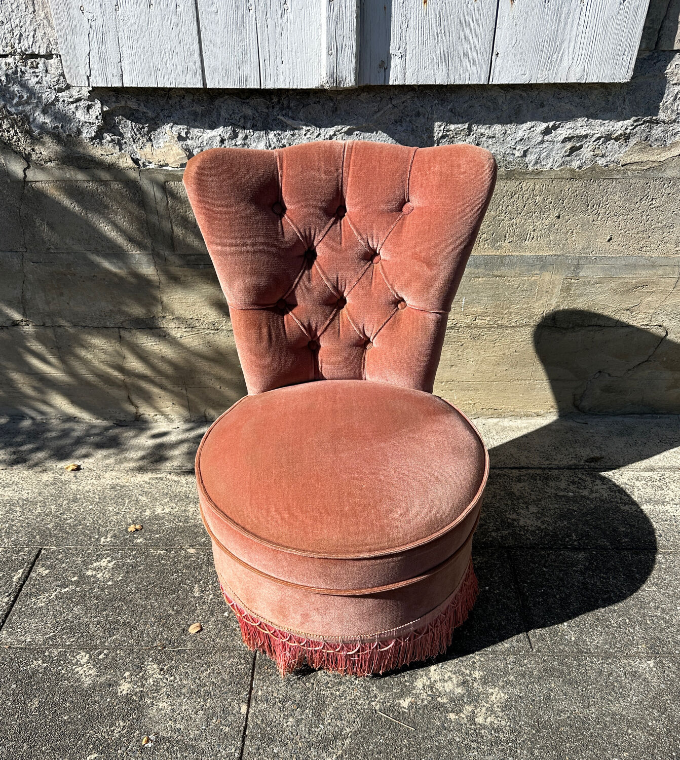 Buttoned boudoir armchair, dressing table, vintage in pink velvet.