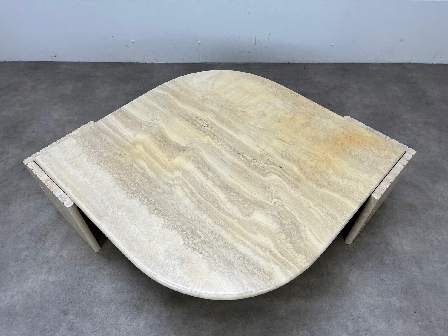 Table basse travertin forme œil par Roche Bobois