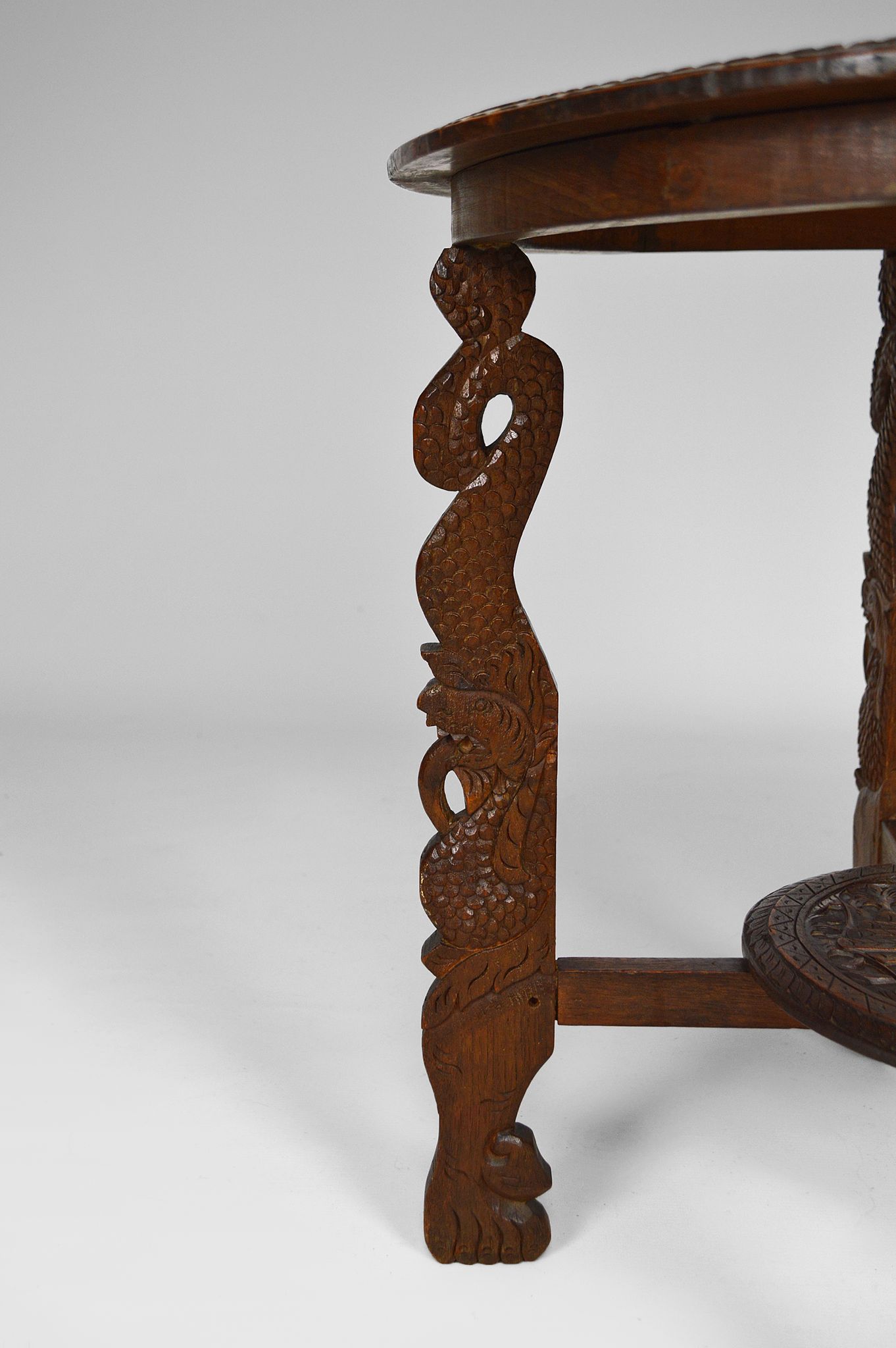 Table basse asiatique sculptée de dragons et de paons, Indonésie, début XXe