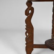 Table basse asiatique sculptée de dragons et de paons, Indonésie, début XXe