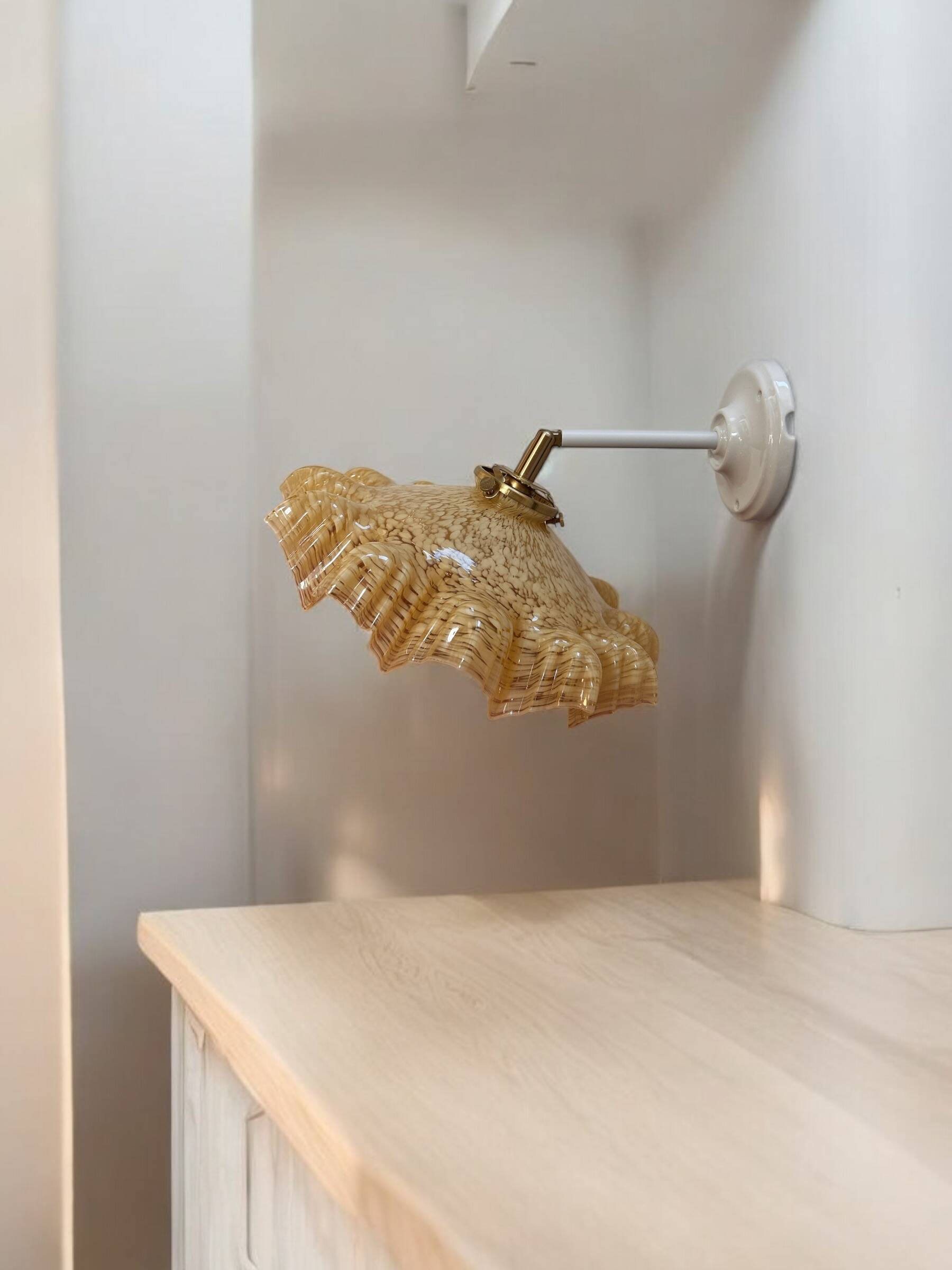 Vintage tilting wall light in gold Clichy glass