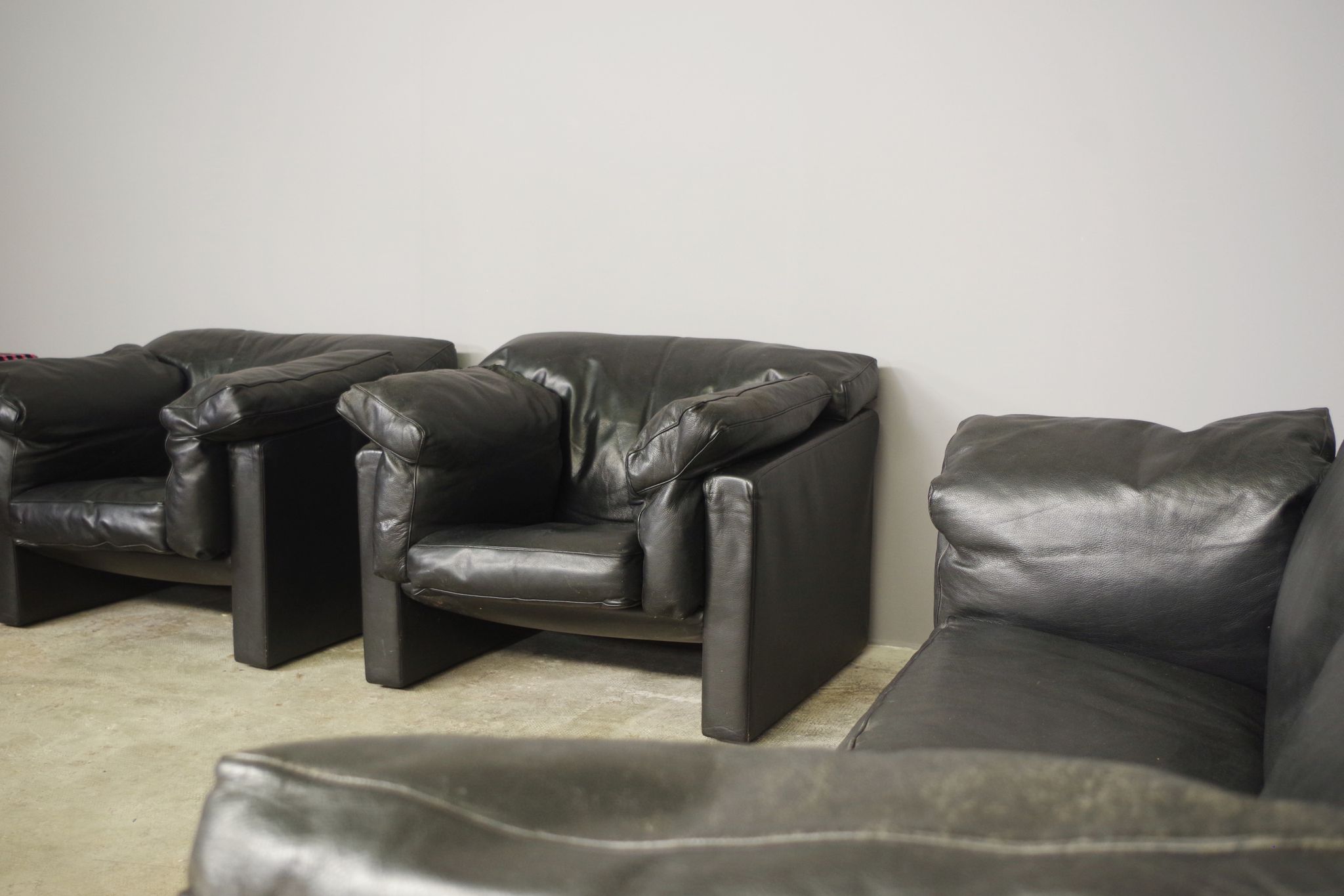 Moroso sofa set and armchairs in black leather, 1984