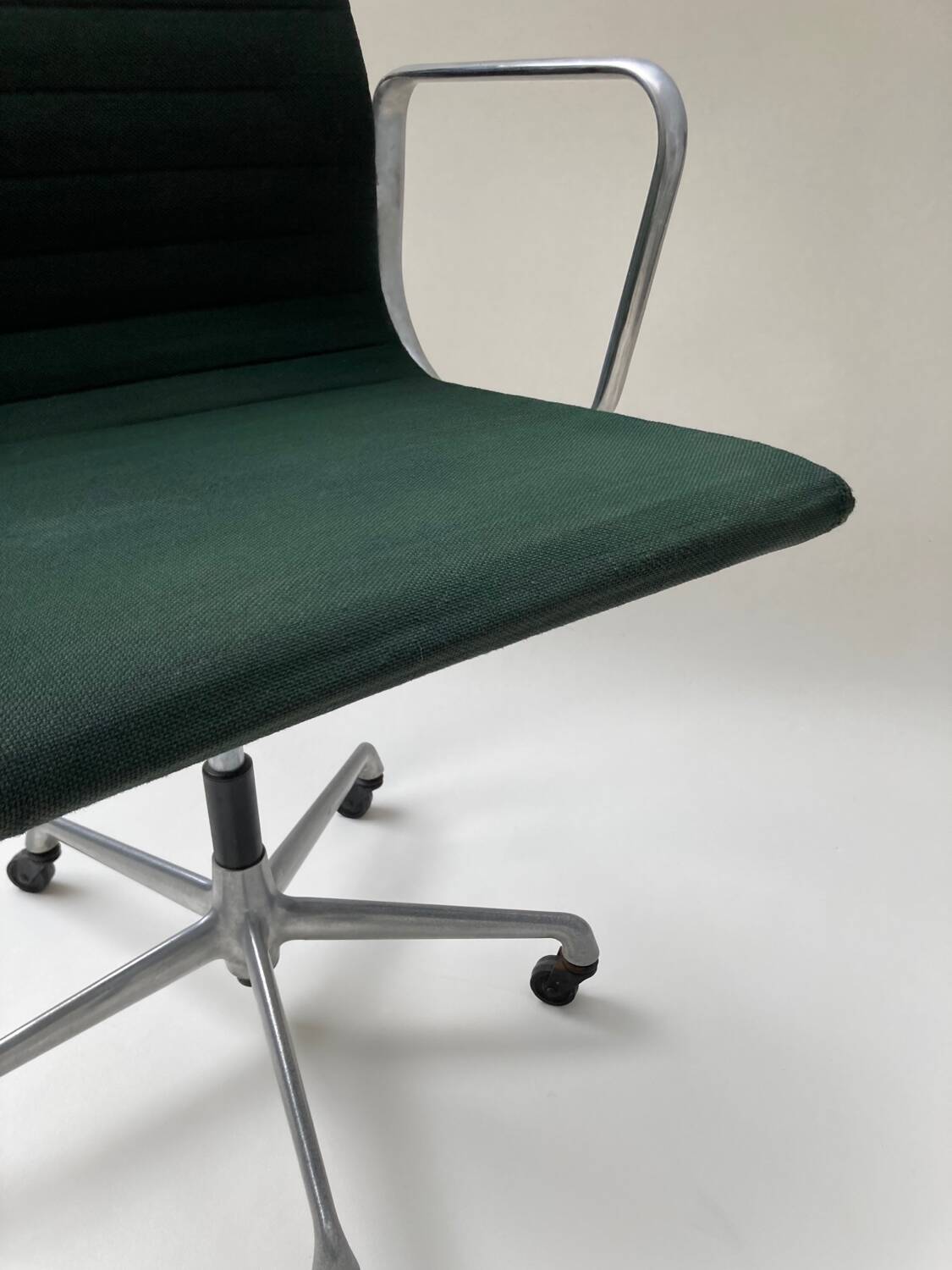 Eames EA 117 office chair