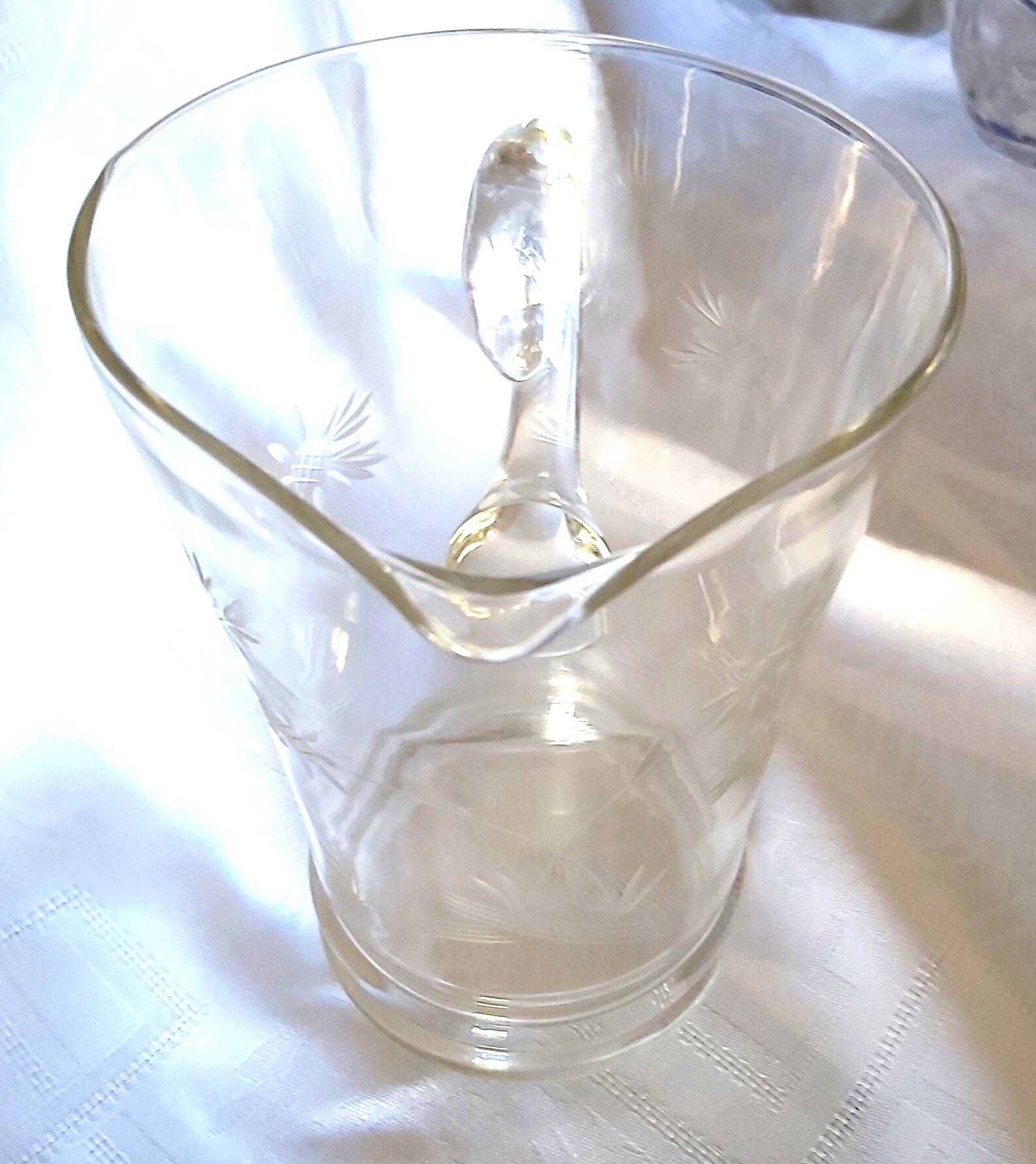Pichet en verre soufflé décoré de petites fleurs