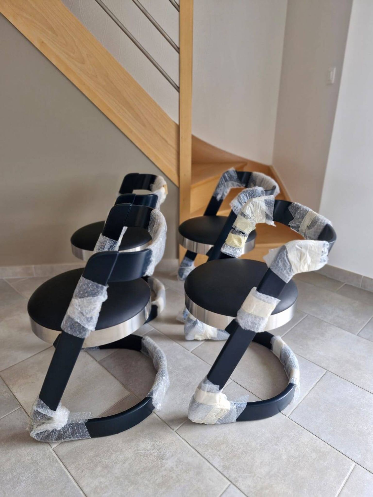 Set of 4 black cantilever chairs – Italian design from the 1970s
