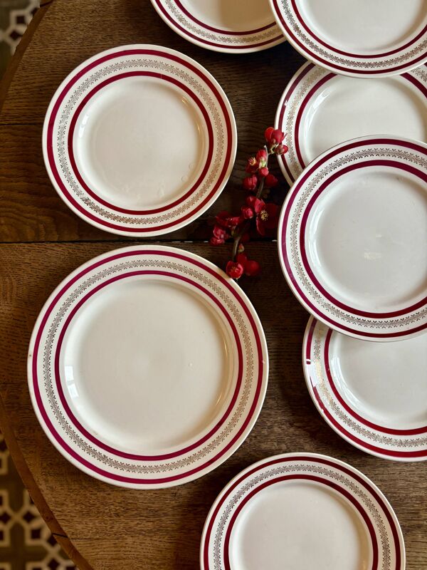 Lot de 8 assiettes plates et d'un plat vintage, décors rouges et or, manufa