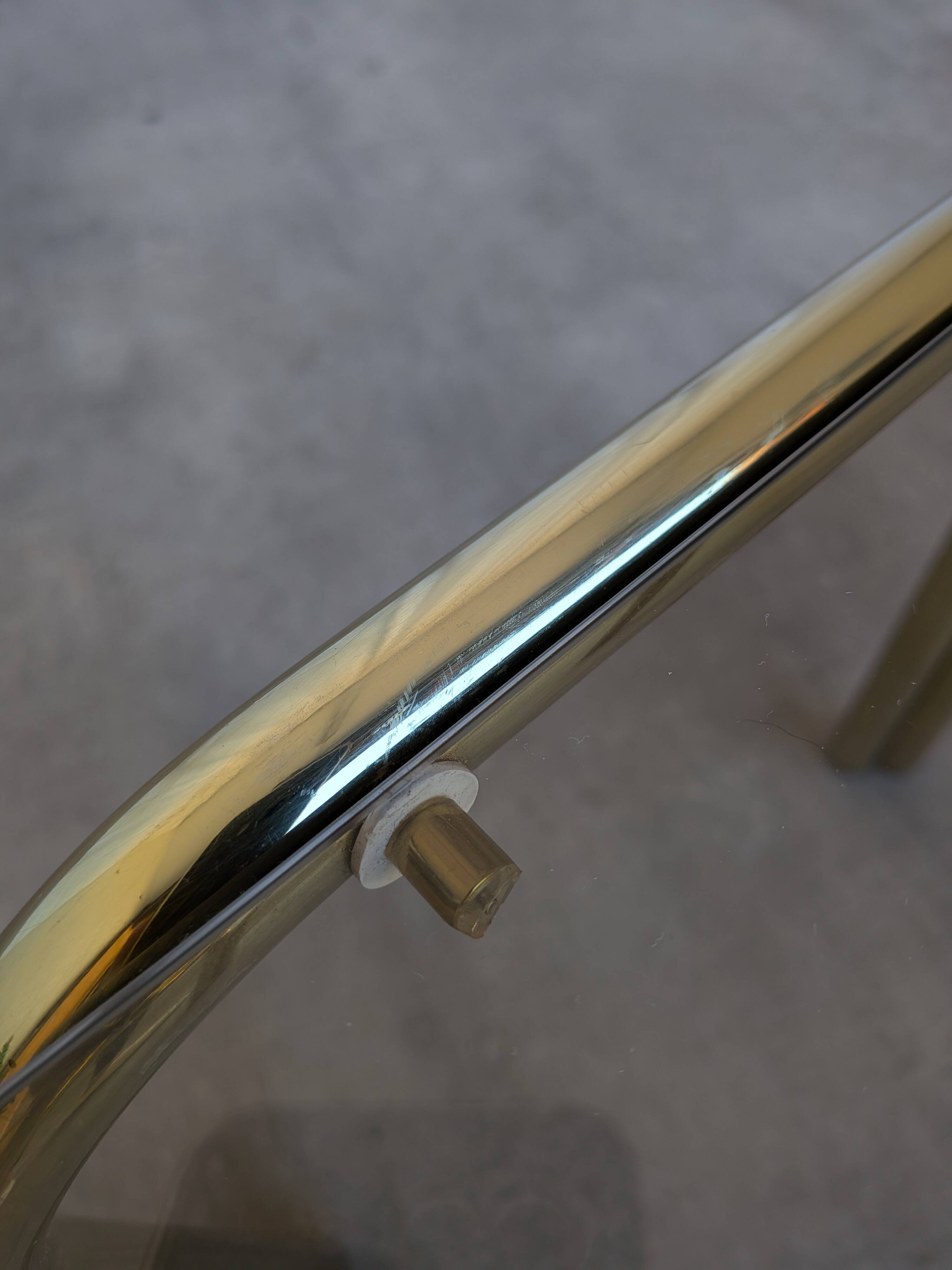 Table basse vintage en laiton et verre fumé / Moderne italien du milieu du siècle