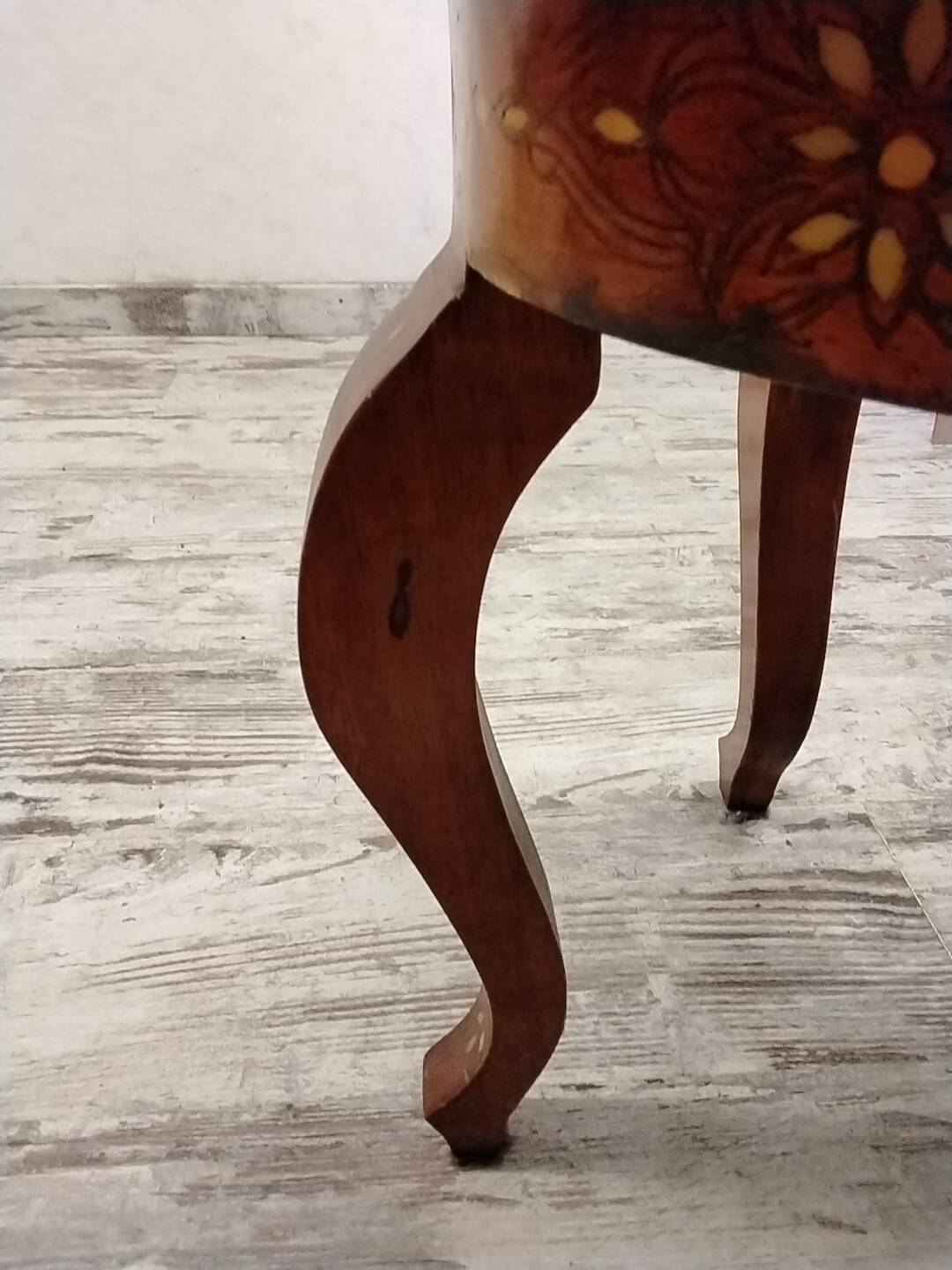 Small side table, pedestal table