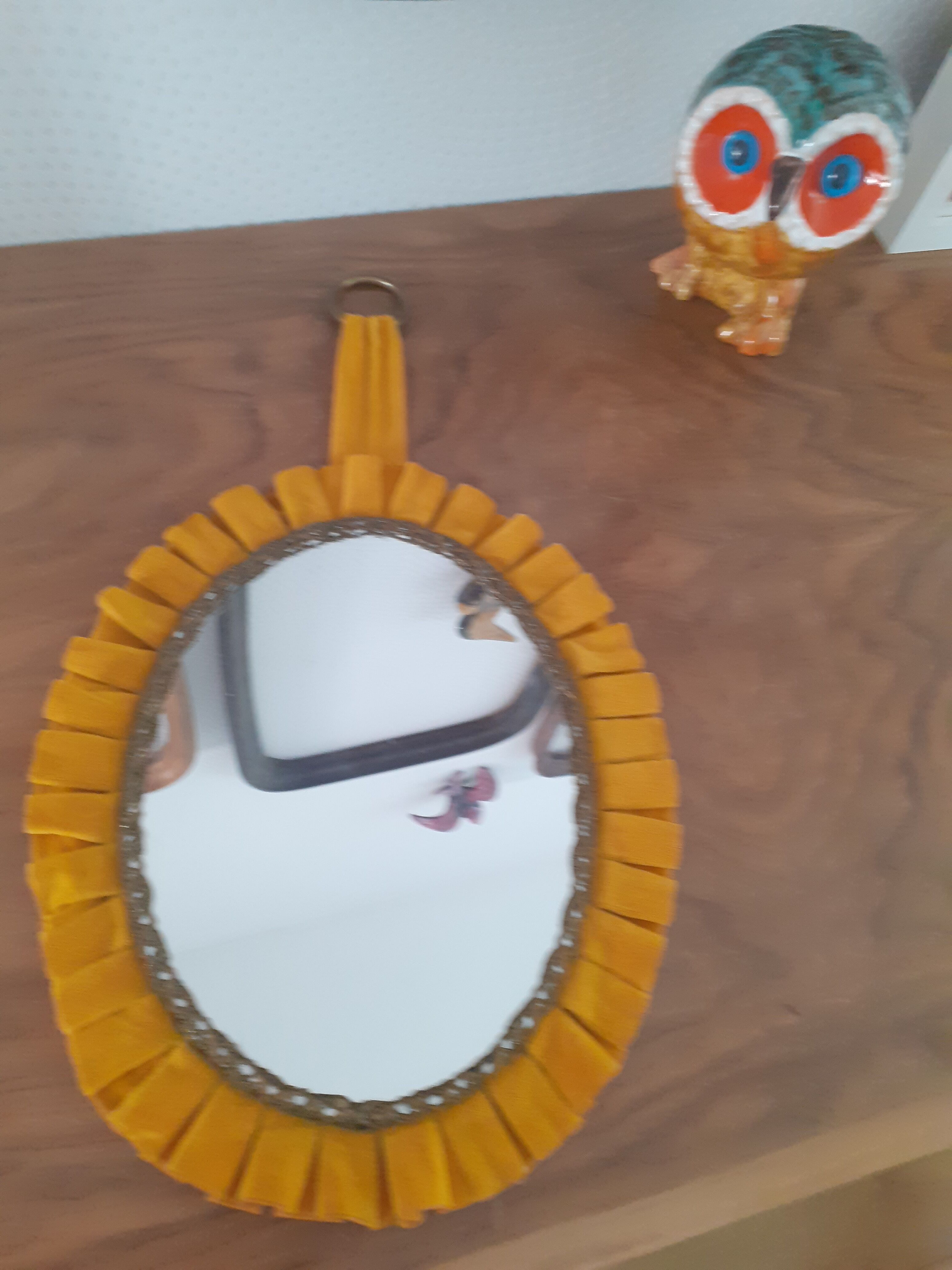 Miroir ovale vintage couleur mirabelle