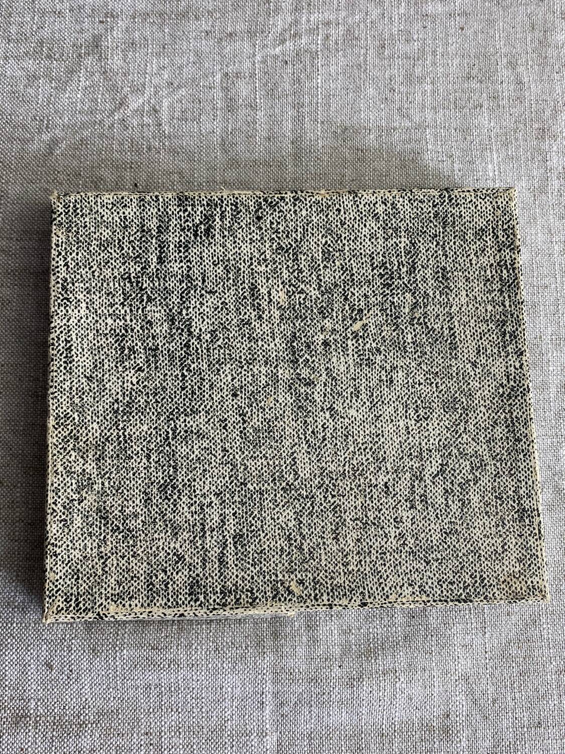 Douze fourchettes à dessert dans leur coffret