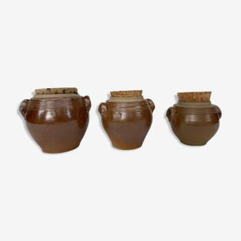Trio d'anciens pots en grès avec couvercle en liège